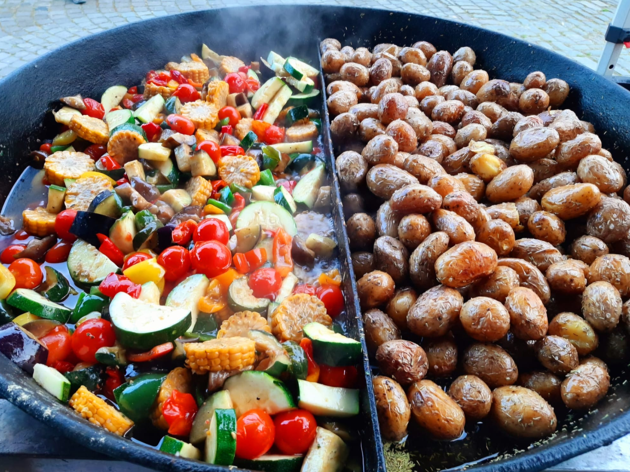 Gemüse und Kartoffeln aus der Großpfanne