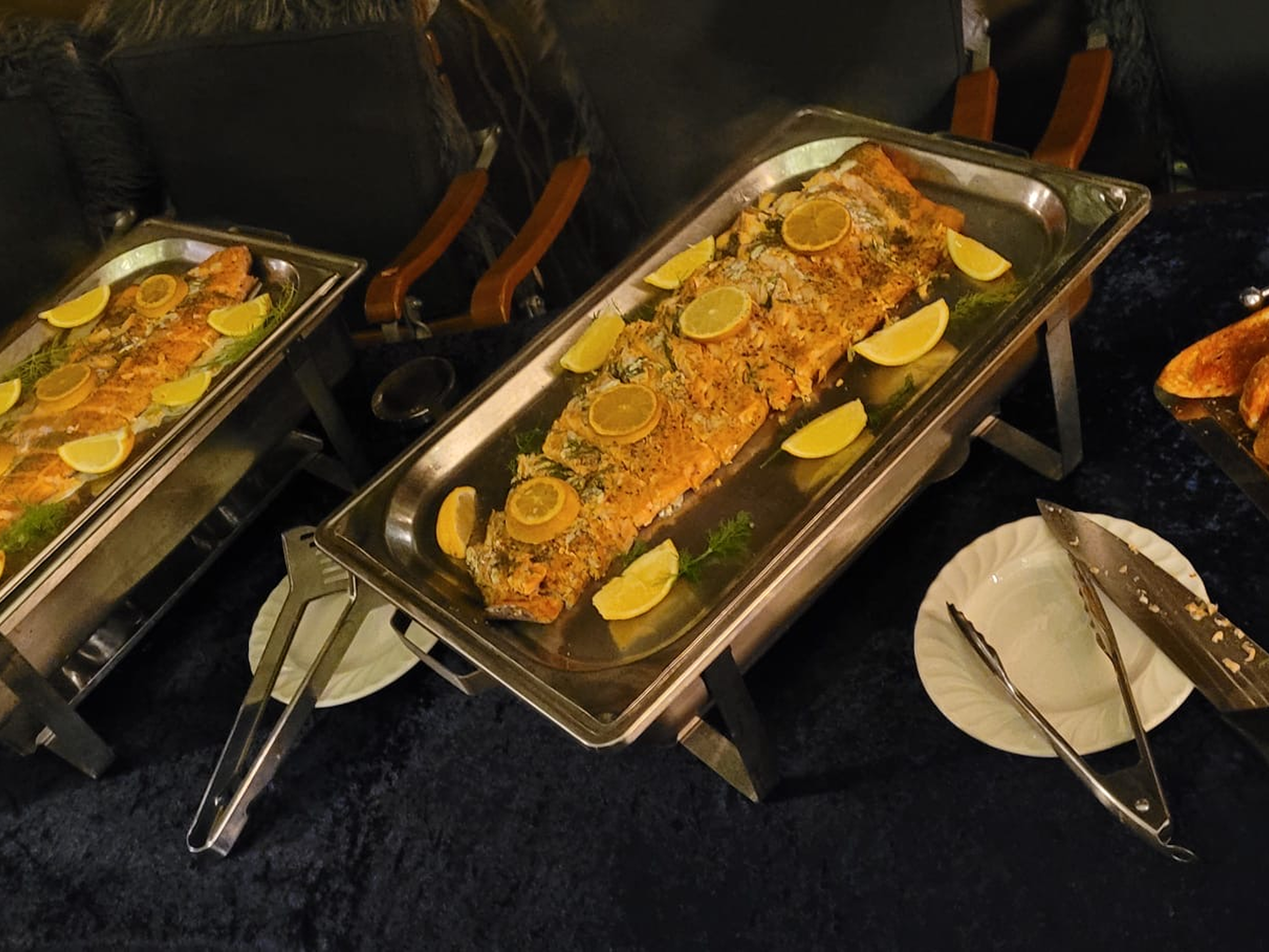 Grillbuffet mit Lachs und Zitrone