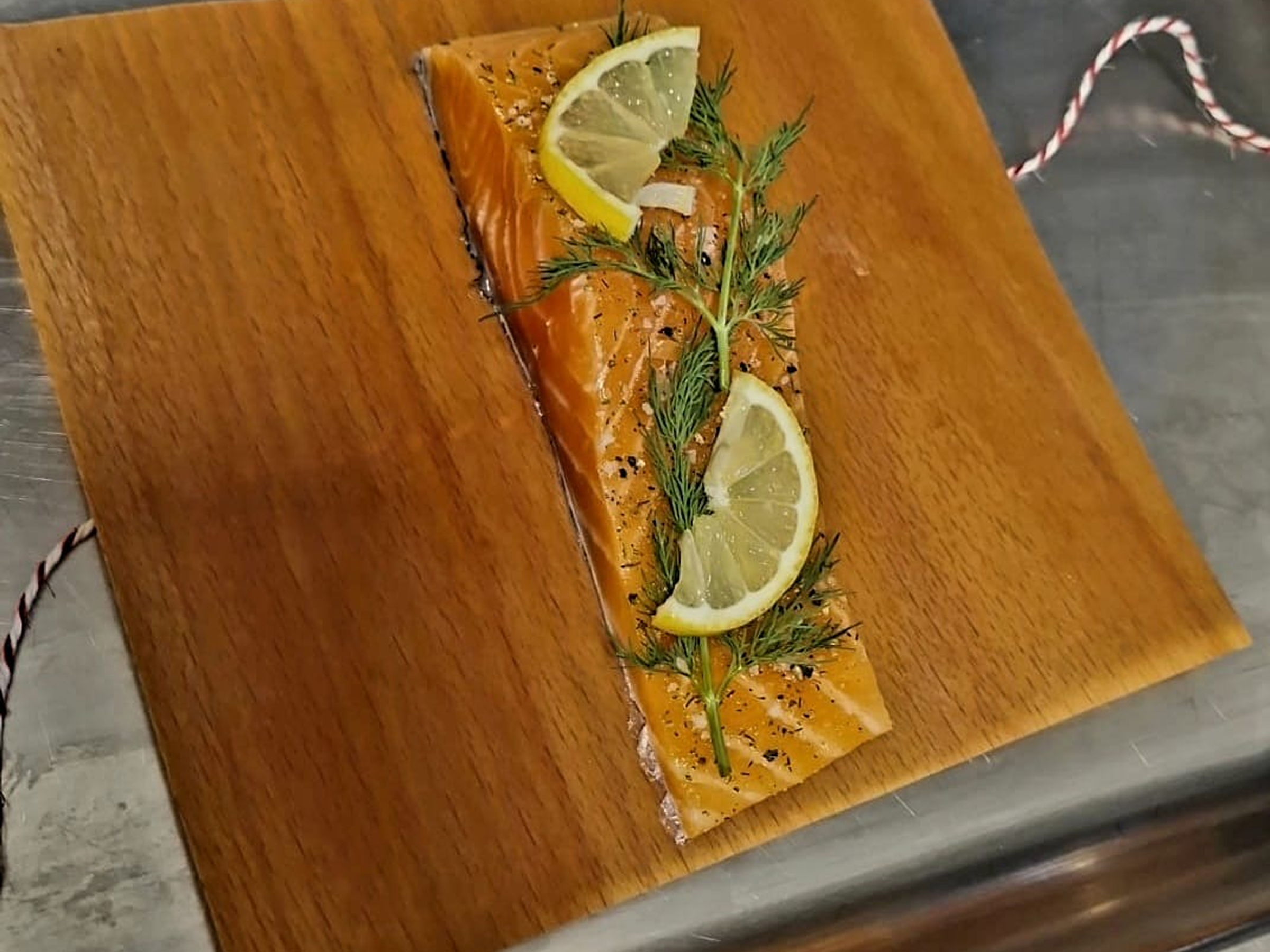 Vorbereitung von Lachsfilet auf Zedernholz