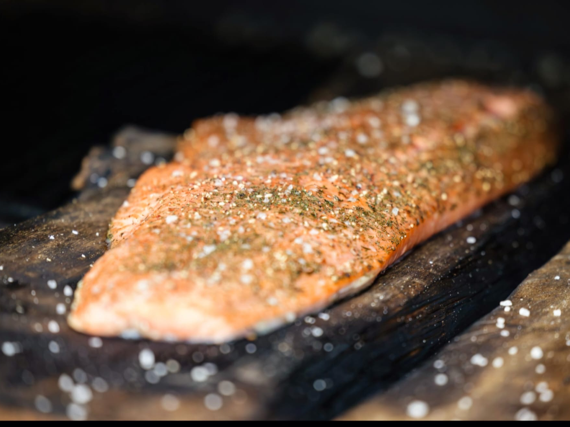 Lachsfilet auf Zedernplanke im Smoker