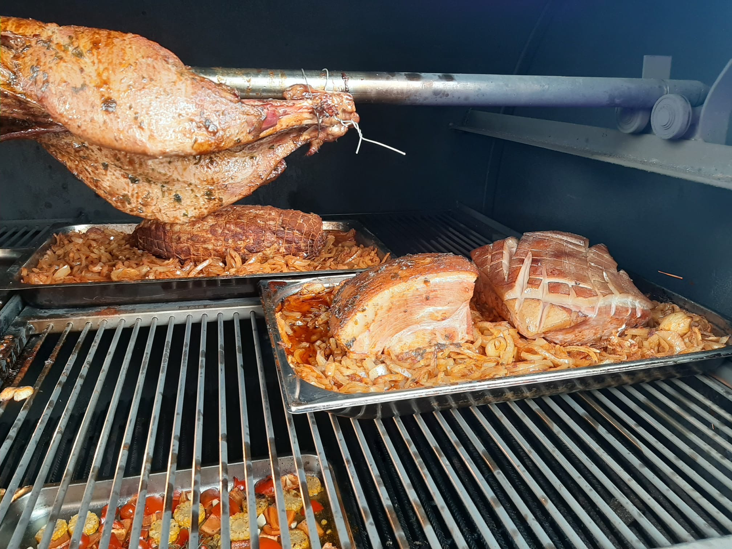 Fleischvariationen im Smoker Garraum