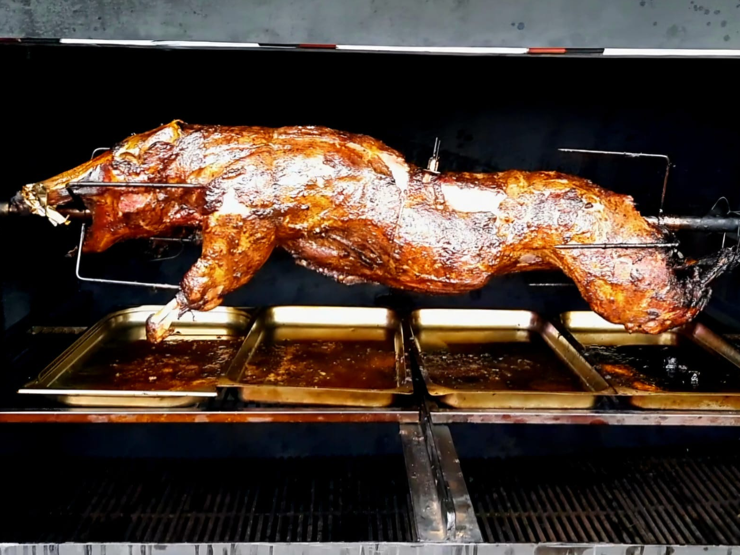 Wildschwein am Spieß am Smoker
